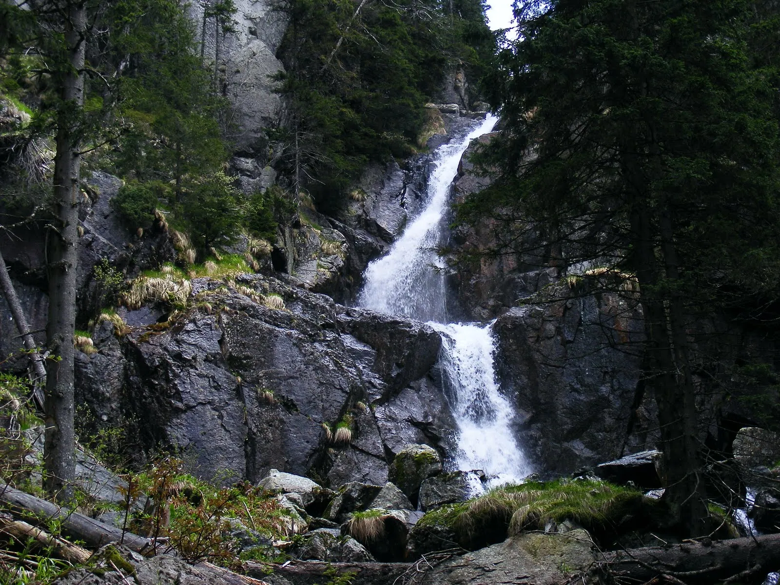 Cascada Moara Dracilor din Muntii Latoritei