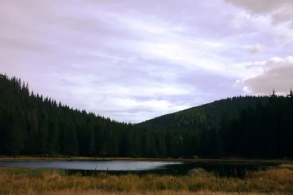 Lacul glaciar Iezerul Latoritei in zona montana