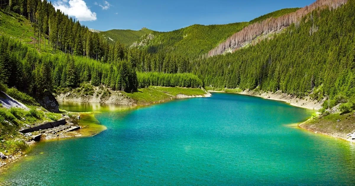 Lacul Galbenu pe traseul montan din Valea Latoritei